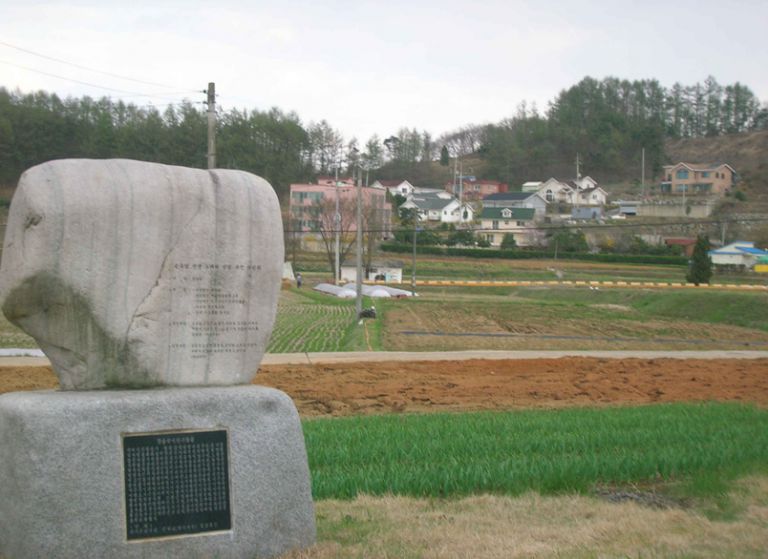 반달 노래비에서 본 송학전원마을 앞부분